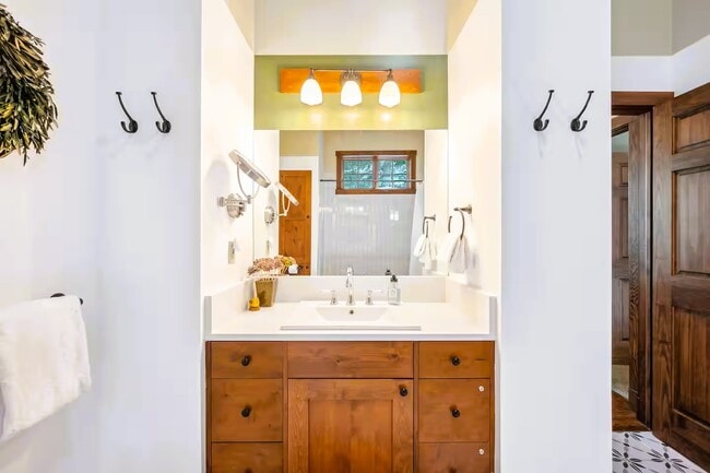 Building Photo - 738 Skyline Dr