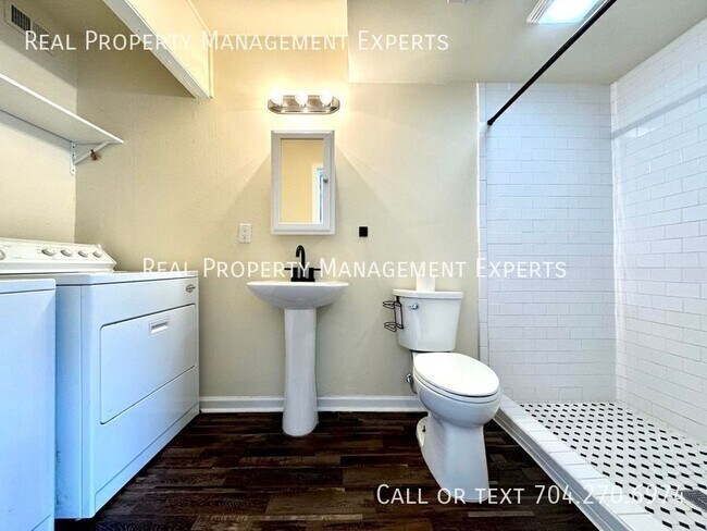 Building Photo - 900 Tally Ho Ct