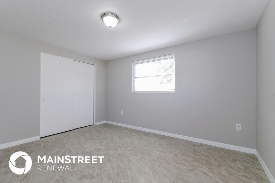 Building Photo - 2472 Waneta Dr