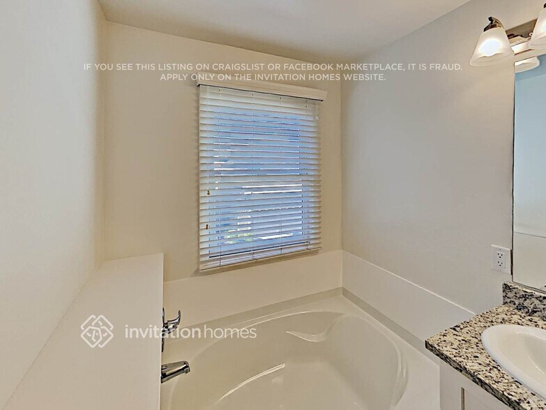 Building Photo - 853 S Huish Dr
