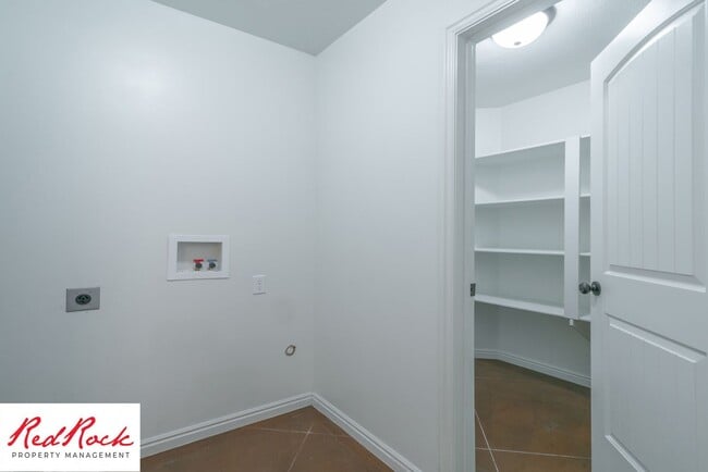 Building Photo - Conveniently located 3 Bedroom Townhome