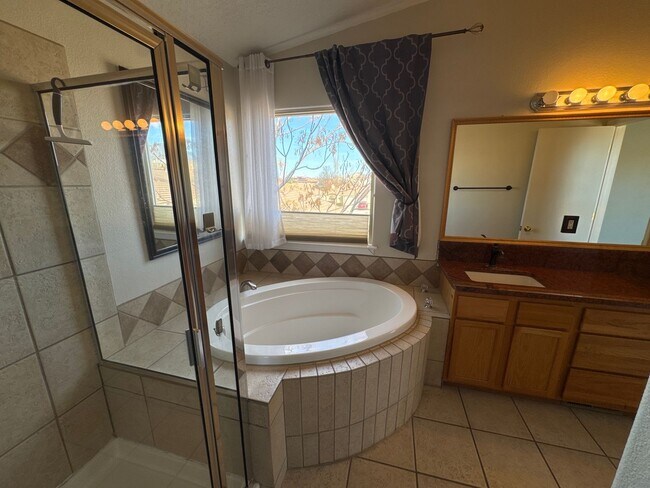 Building Photo - Great Home Near La Cueva