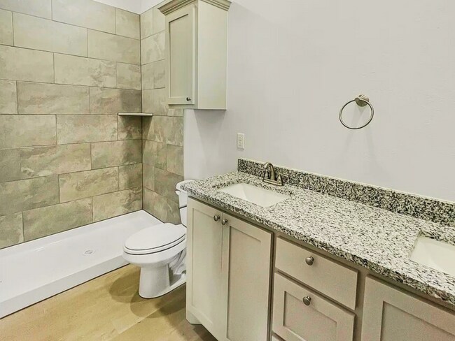 Building Photo - Sleek & Spacious 3-Bedroom Duplex Near Dow...