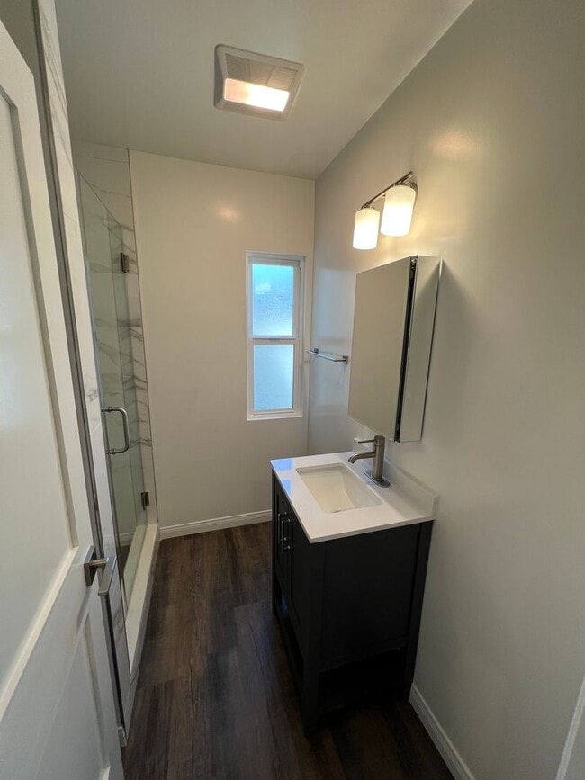 Building Photo - Midtown Gorgeous Updated Apartment! 2/2 downstairs!