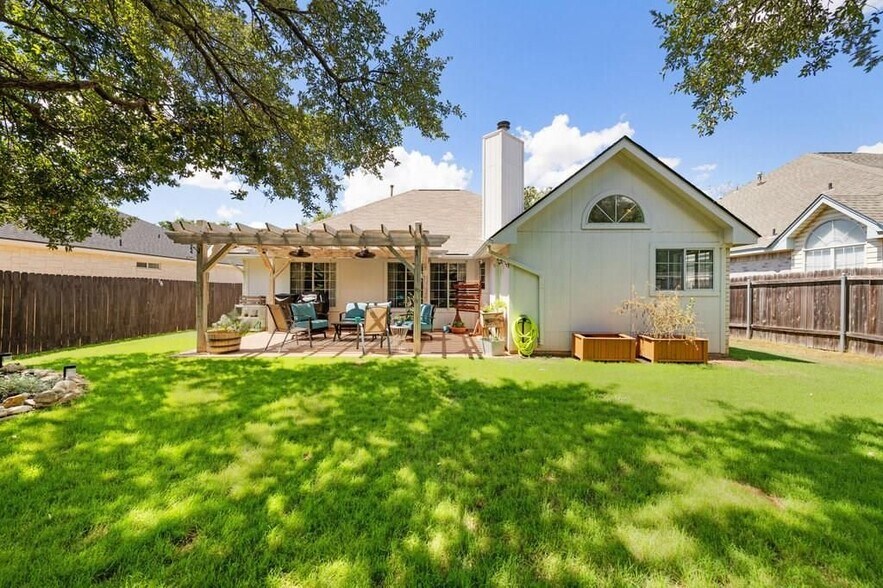 Building Photo - 16303 Lone Wolf Dr