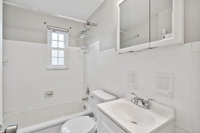 Building Photo - Recently Updated Single Family 3 Bedroom Home.  Available June 10th!