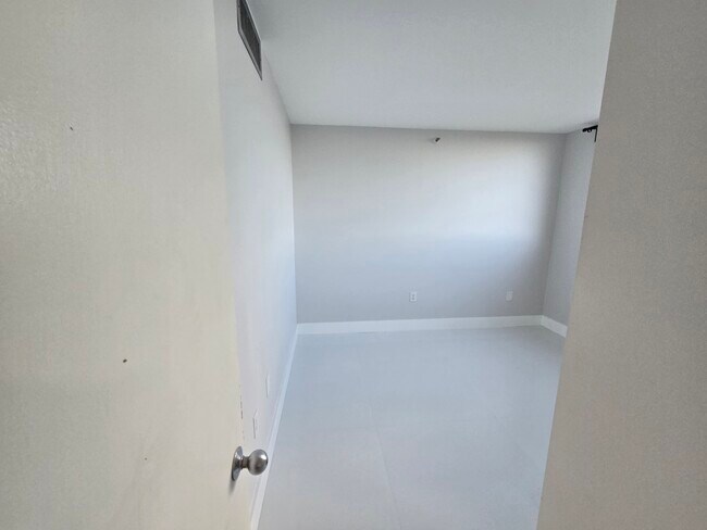 Building Photo - 1700 NW North River Dr