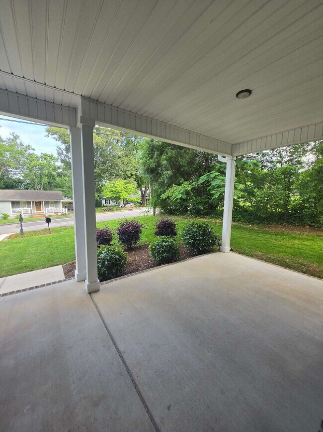 Building Photo - Charming 3-Bedroom Retreat Near Hamilton P...