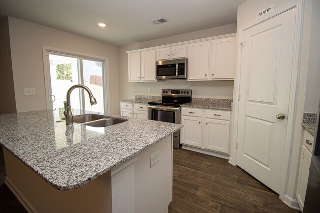 Building Photo - Gorgeous 3 Bedroom, 2 Bath - Available Mid...