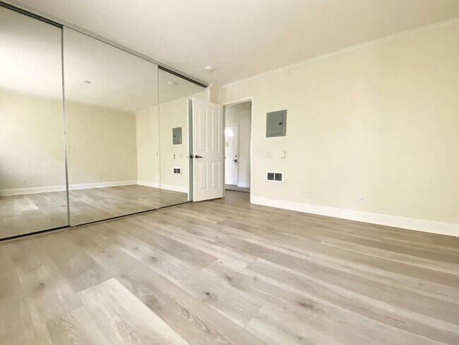 Building Photo - Spacious Condo in La Jolla Village!