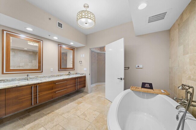 Building Photo - 333 Las Olas Way