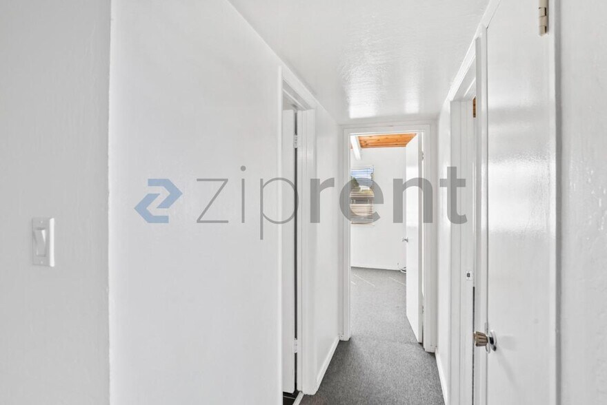 Building Photo - Unit G