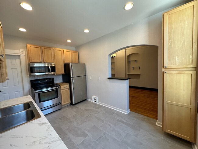 Building Photo - 1520 E 35th Ave