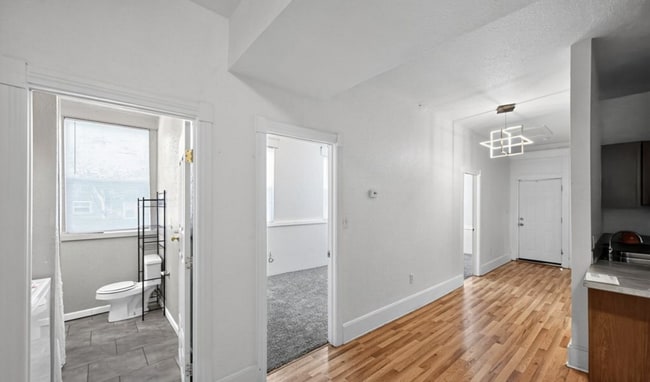 Building Photo - Charming half duplex in Sloane's Lake