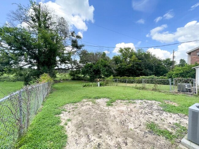 Building Photo - Charming 2-Bedroom Duplex with Modern Upgrades in Pecan Ridge!