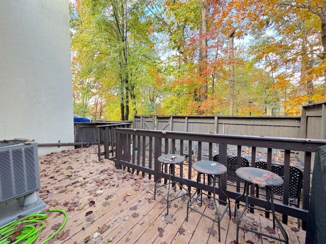 Building Photo - Charming Reston Townhome in a Prime Location