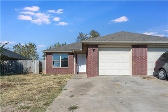 Building Photo - 305 E Southern Trace Dr