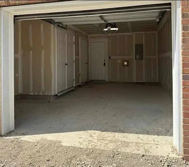 Garage - 813 Canterbury Ln