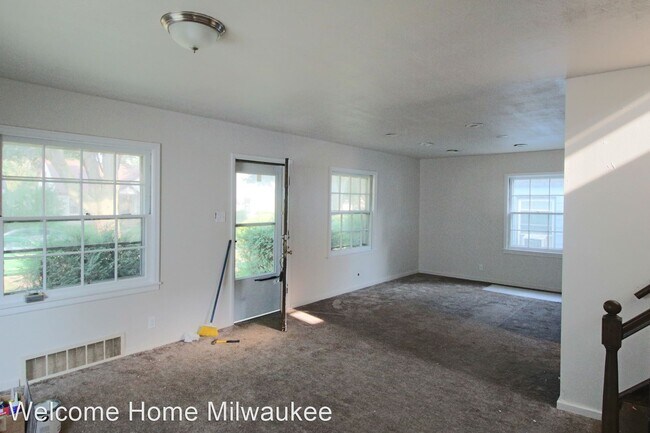 Building Photo - 3 br, 2 bath House - 5748 N 40th Street