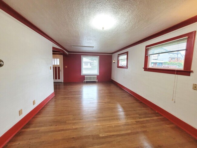 Building Photo - Spacious Unique Home in Central Location