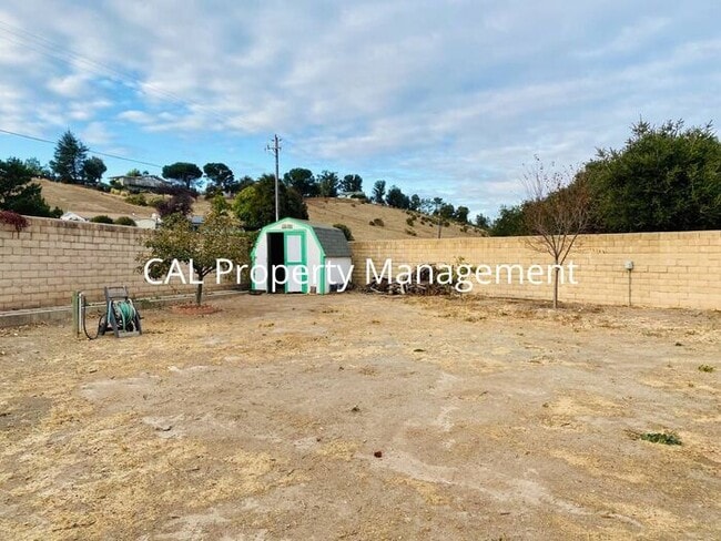 Building Photo - Rare 4 bedroom 2 bath rental in Pine Meadow Estates King City!