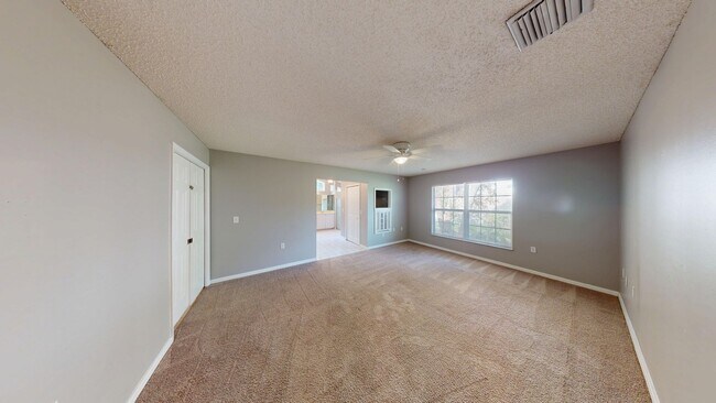 Building Photo - Large 3 bedroom 2 bath home in Deltona wit...