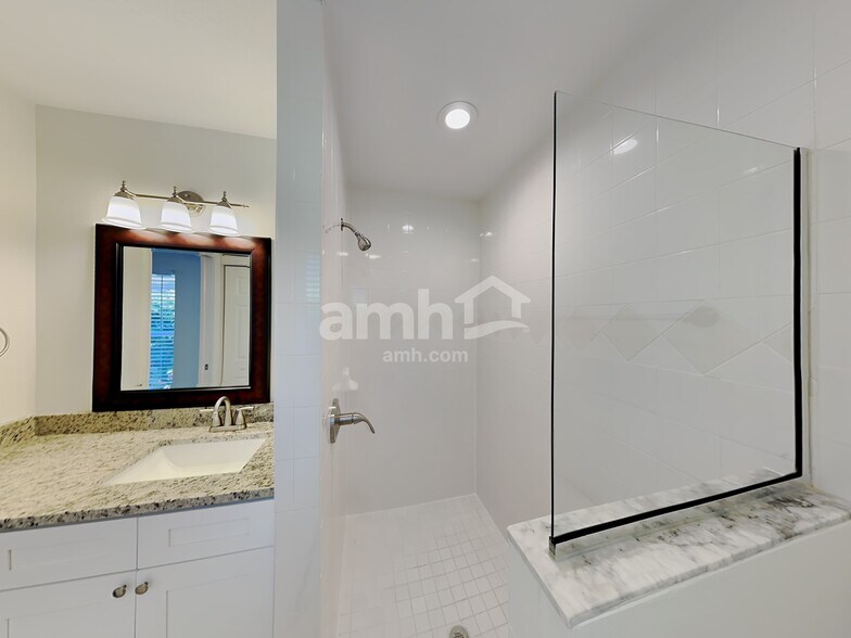 Building Photo - 9605 27th Ave E