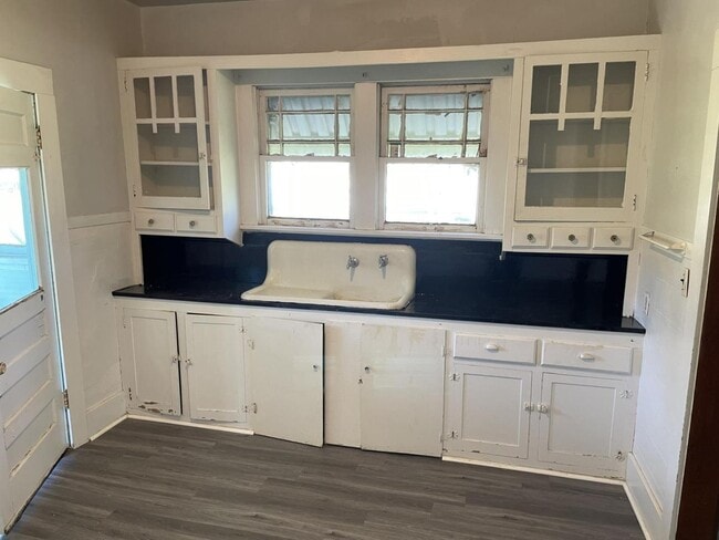 Building Photo - 610 Noble St