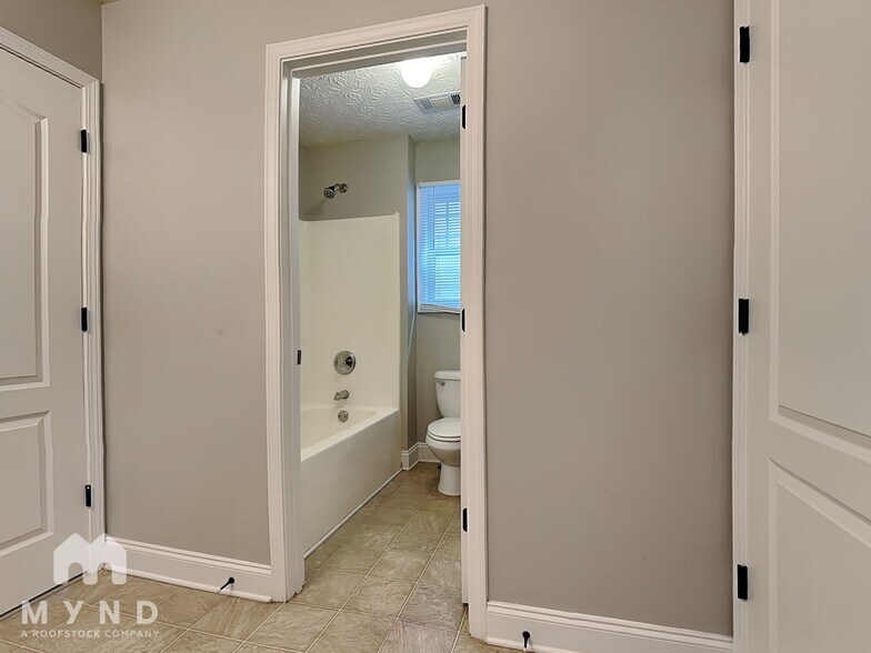 Building Photo - 111 Daisy Cir