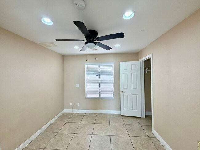 Building Photo - Very nice 2 story single family house