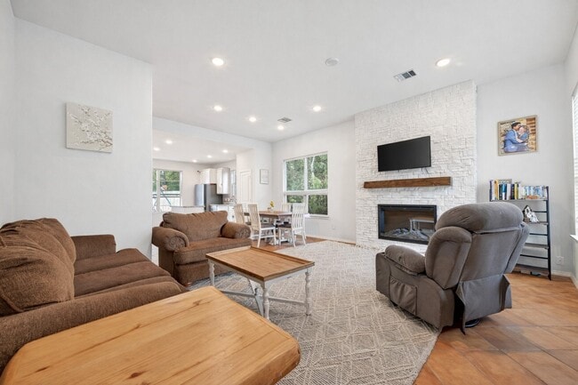 Building Photo - 804 Pearl River