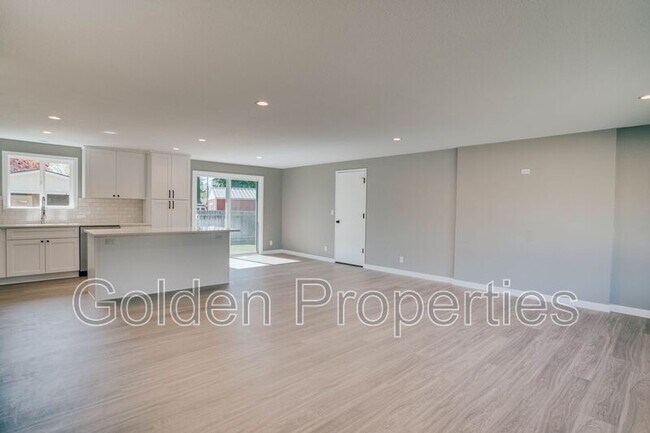 Building Photo - 3703 E Pine Hill Dr