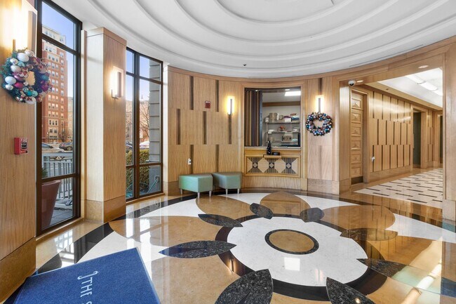 Building Photo - 2 Bed 2 Bath - Mount Vernon Condo - Garage Parking Space Included