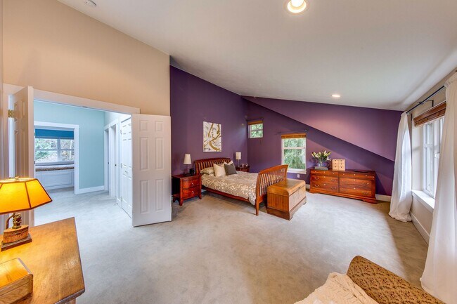 Building Photo - Beautiful Bainbridge Home