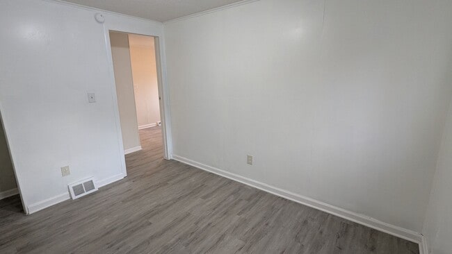 Building Photo - Charming 5-bedroom home located in the heart of Akron