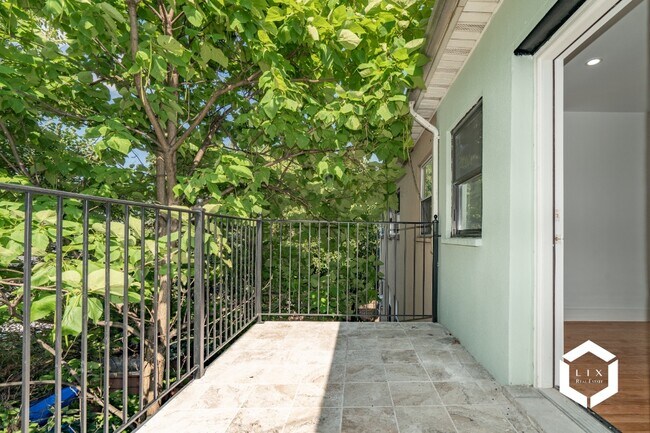 Building Photo - Remodeled 2 Bedroom Apartment with Private...