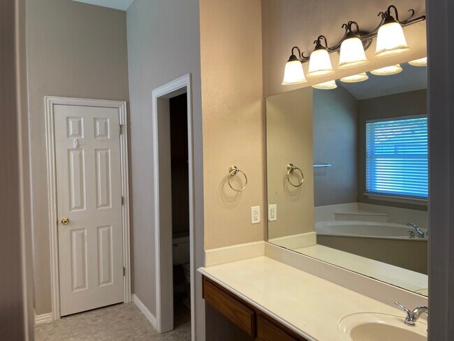 Building Photo - 3014 S Manor Ct