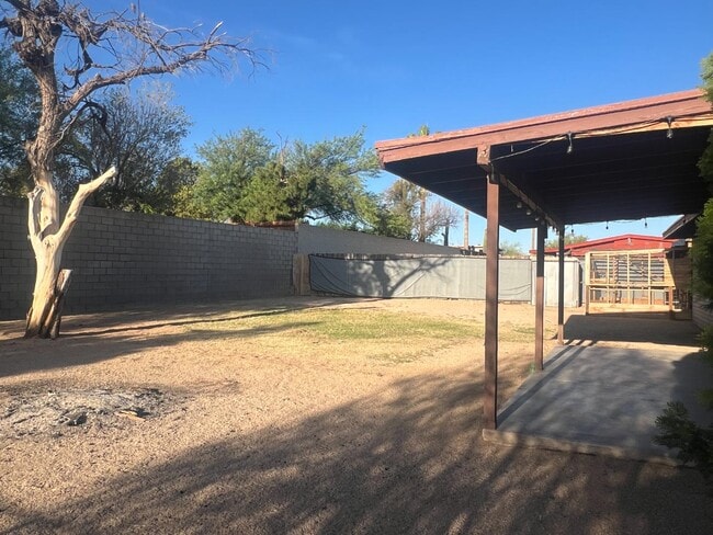 Building Photo - 2328 W Las Lomitas