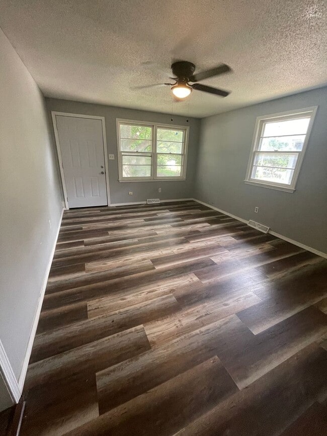 Building Photo - 3 Bed 2 Bath Carport Available Now!!