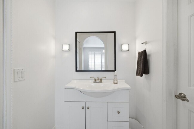 Building Photo - Charming 2-Bedroom Casita