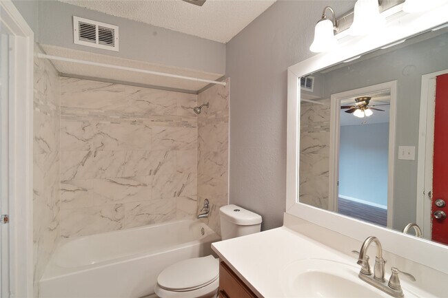 Building Photo - 10855 Meadowglen Ln