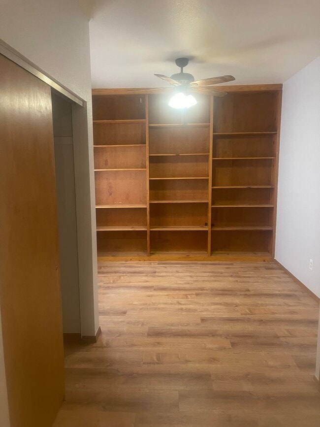 Building Photo - 651 Country Oak Dr