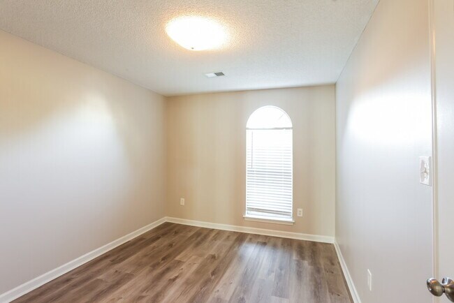 Building Photo - 2571 Hunters Pointe Dr