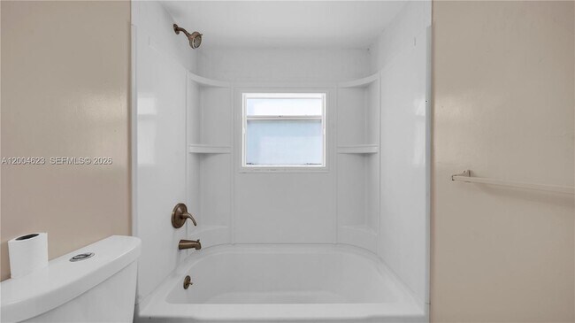 Building Photo - 9964 Twin Lakes Dr