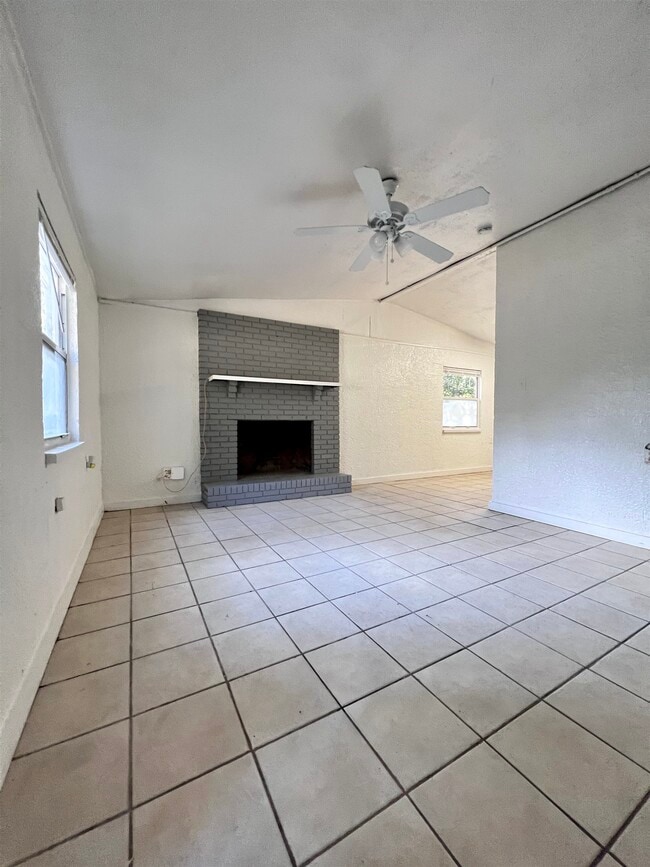 Building Photo - 1516 Majestic Ave