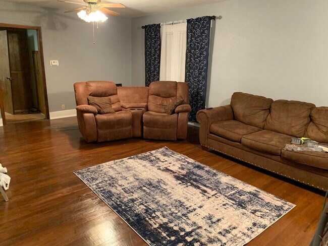 Building Photo - 1130 E Garfield St