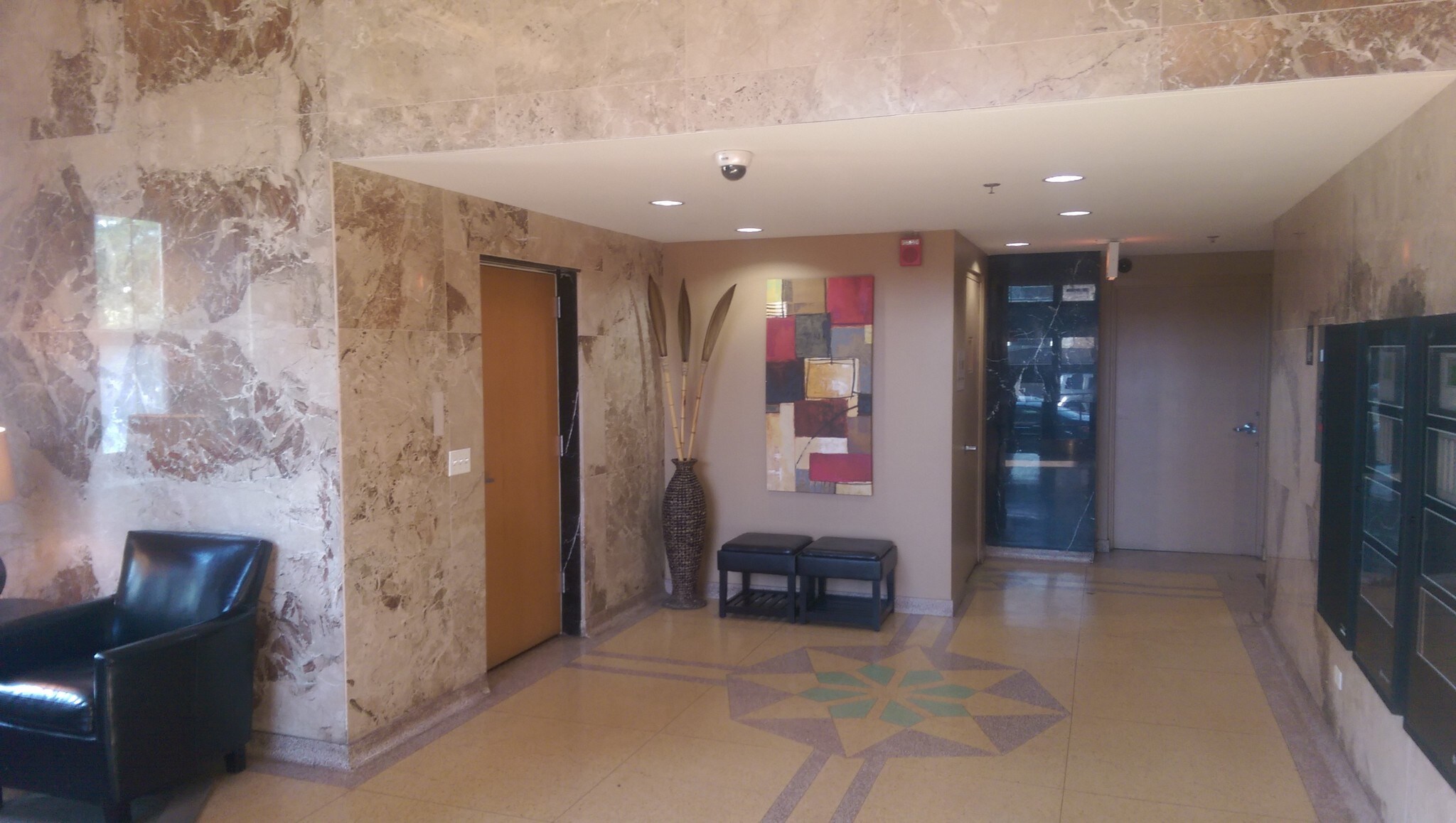 Building Photo - 320 E 21st St