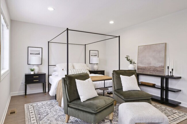 Building Photo - Fully Furnished 3 Bedroom Town Home