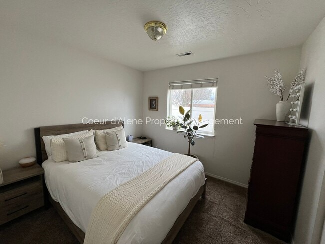 Building Photo - 3 bed, 2 bath house in fantastic location!