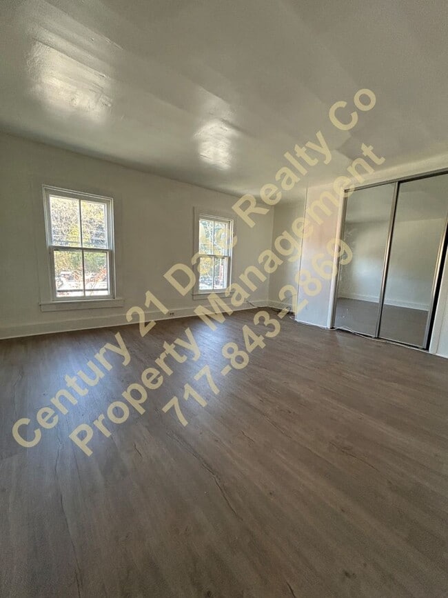 Building Photo - Beautifully redone 3 BR, 1 Bath Townhouse in York Suburban Schools